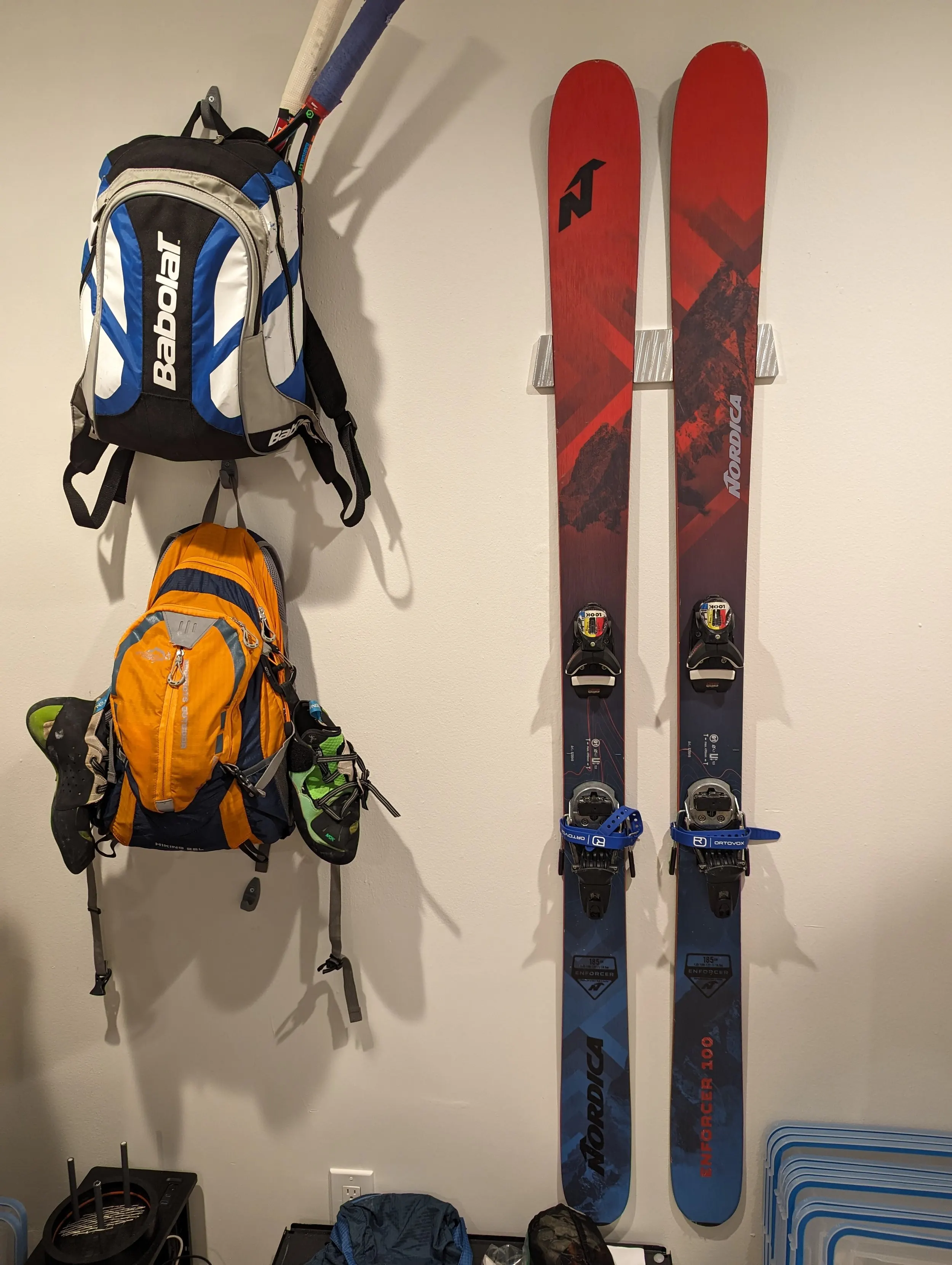 Ski wall rack — figure 1