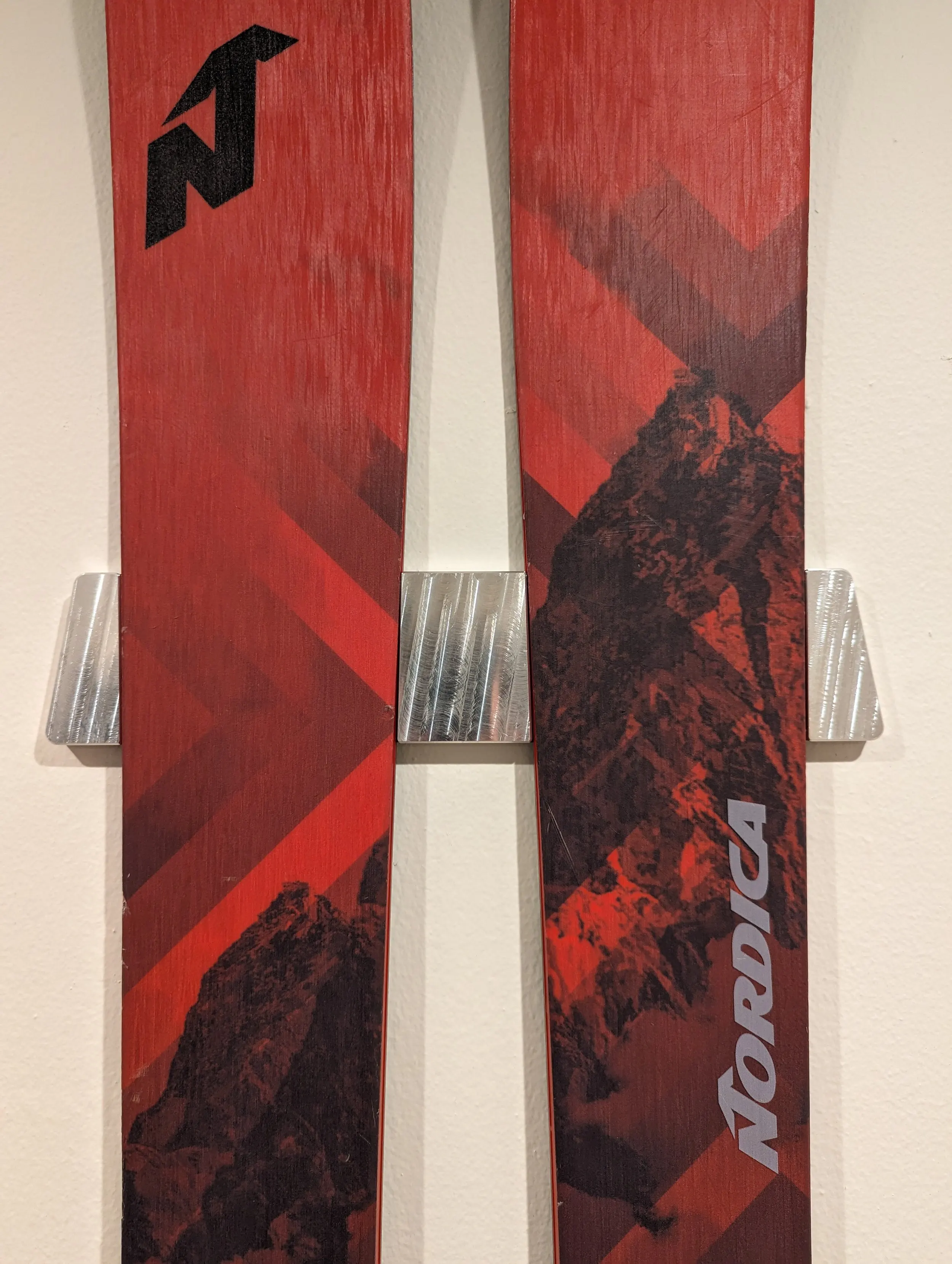 Ski wall rack — figure 2